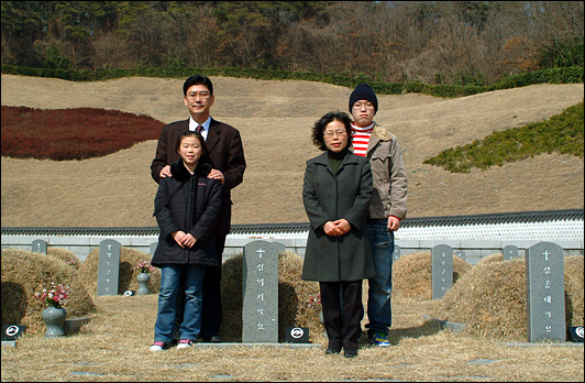 처남 김의기 무덤 앞에서. 